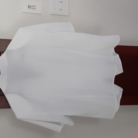 White applique blouse w/pearl buttons. - Picture 2 of 4